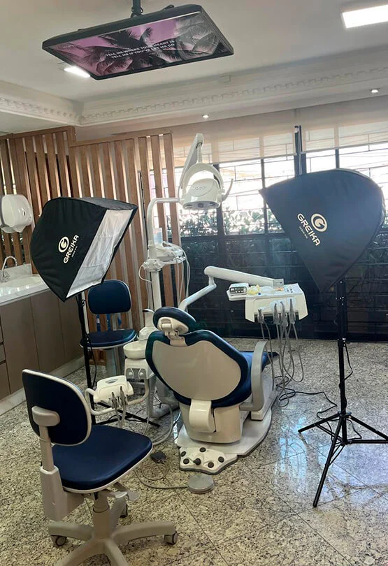 Consultório do Dr. Michel Moraes no Bacacheri, com cadeira odontológica e equipamentos