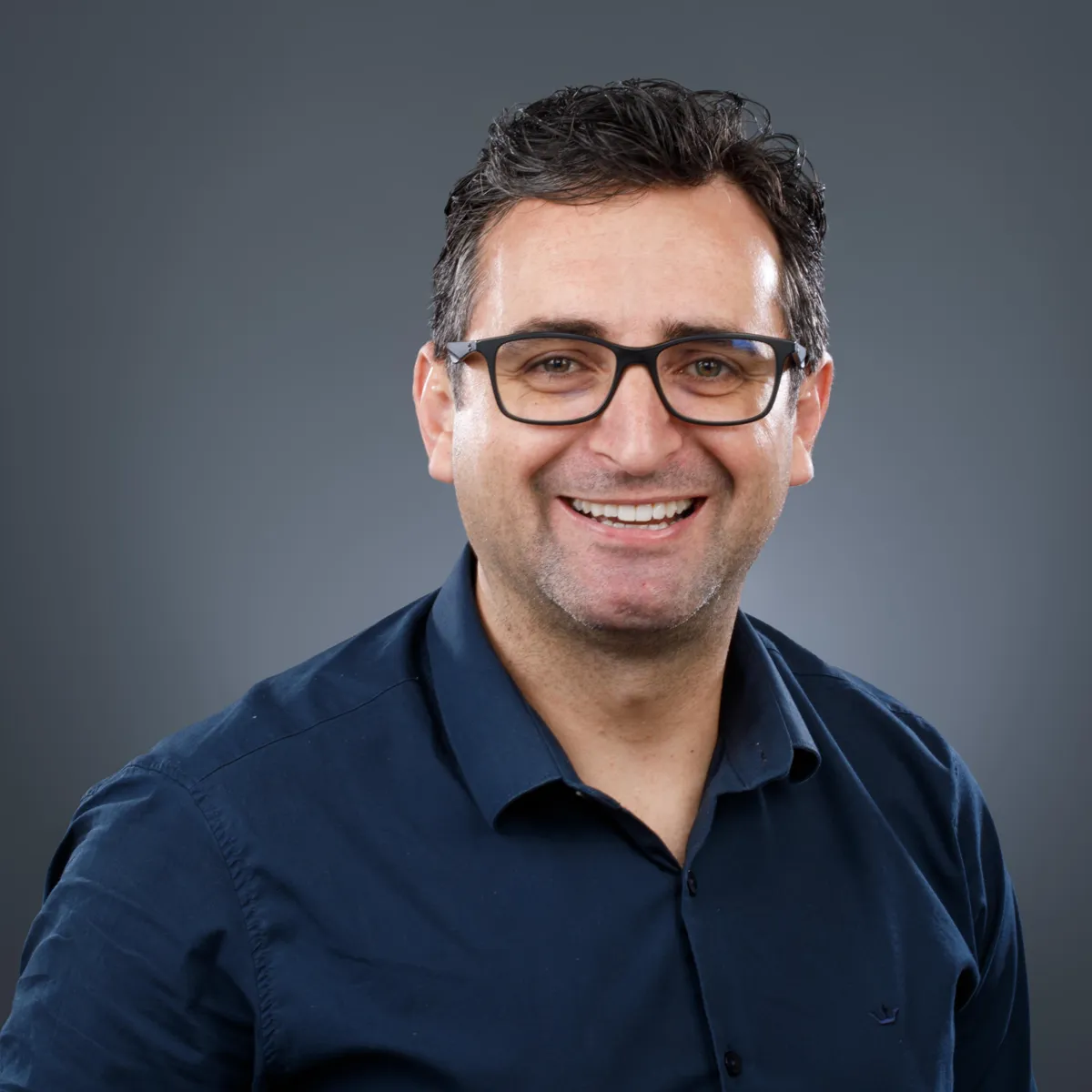 Dr. Michel Moraes, cirurgião-dentista mestre em Implantodontia, sorrindo