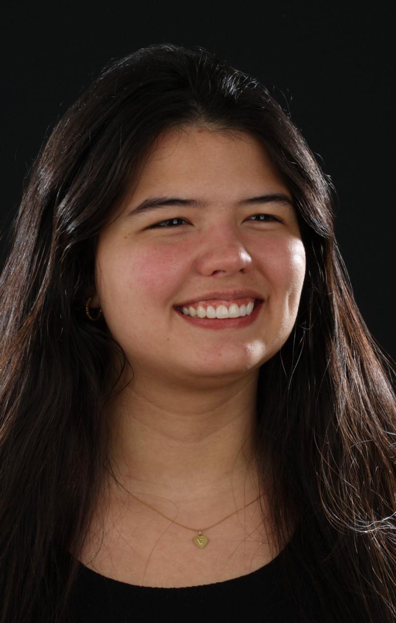 Paciente sorrindo após a reabilitação oral